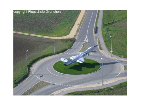 Kreiselkunstwerk in Flugplatz bei Grenchen mit Flugzeug im Kreisverkehr 